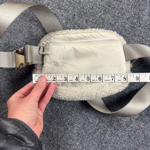 LULULEMON Light Ivory Fleece Sherpa Everywhere Belt Bag One Size - Picture 11 of 12